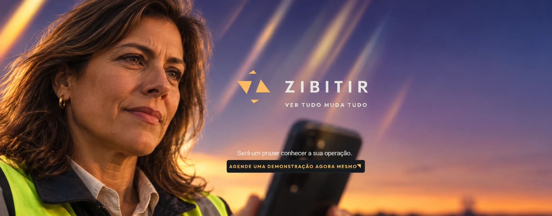 Zibitir — Ver tudo muda tudo. Será um prazer conhecer a sua operação. Supervisora com smartphone ao pôr do sol.